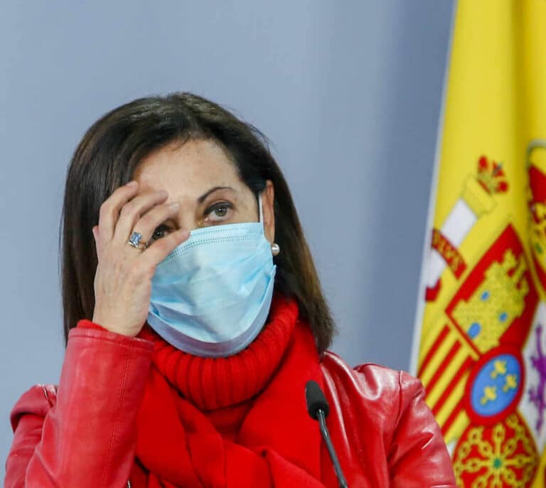 Margarita Robles exige explicaciones al JEMAD tras conocer que ha recibido la vacuna