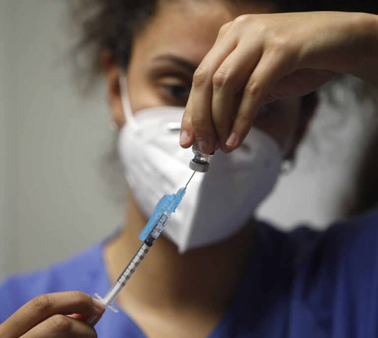 La EMA estudia la potencial aparición de trombocitopenia inmune con las tres vacunas del Covid
