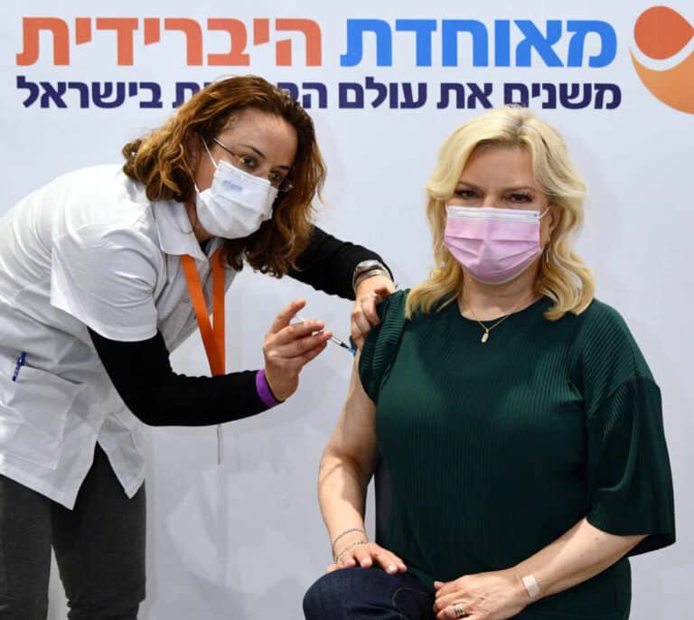 Israel, el país que más vacuna del mundo, comienza con los mayores de 45 años