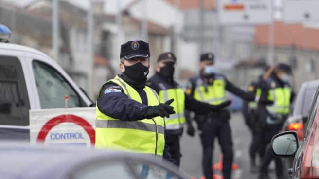 Varios de los agentes de la Policía Local realizando un control de movilidad en la salida de Santiago de Compostela.