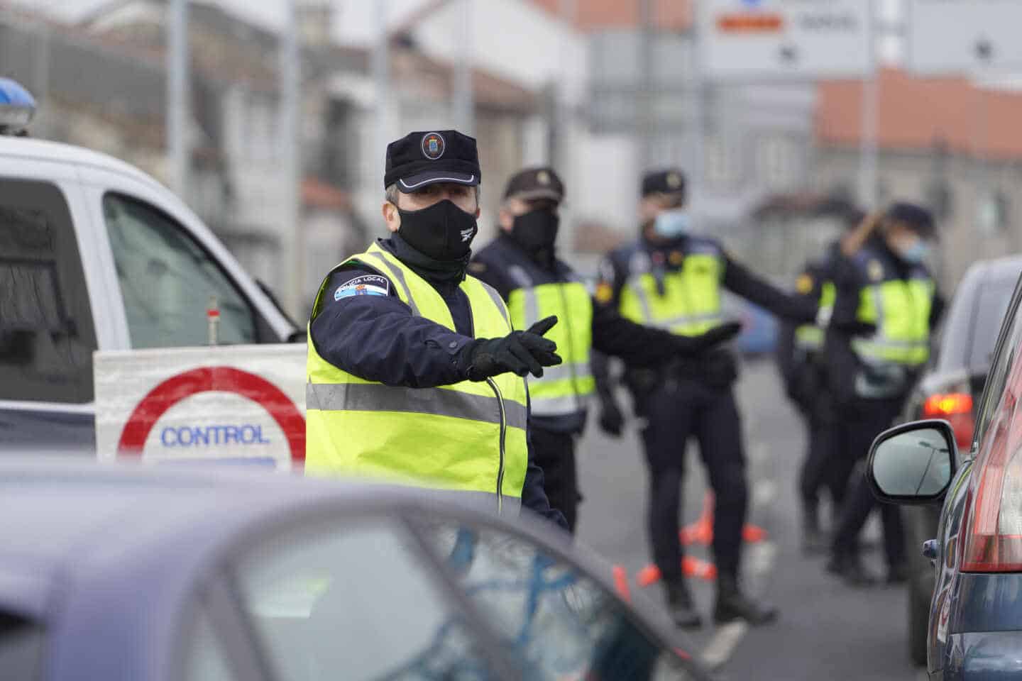 Varios de los agentes de la Policía Local realizando un control de movilidad en la salida de Santiago de Compostela.