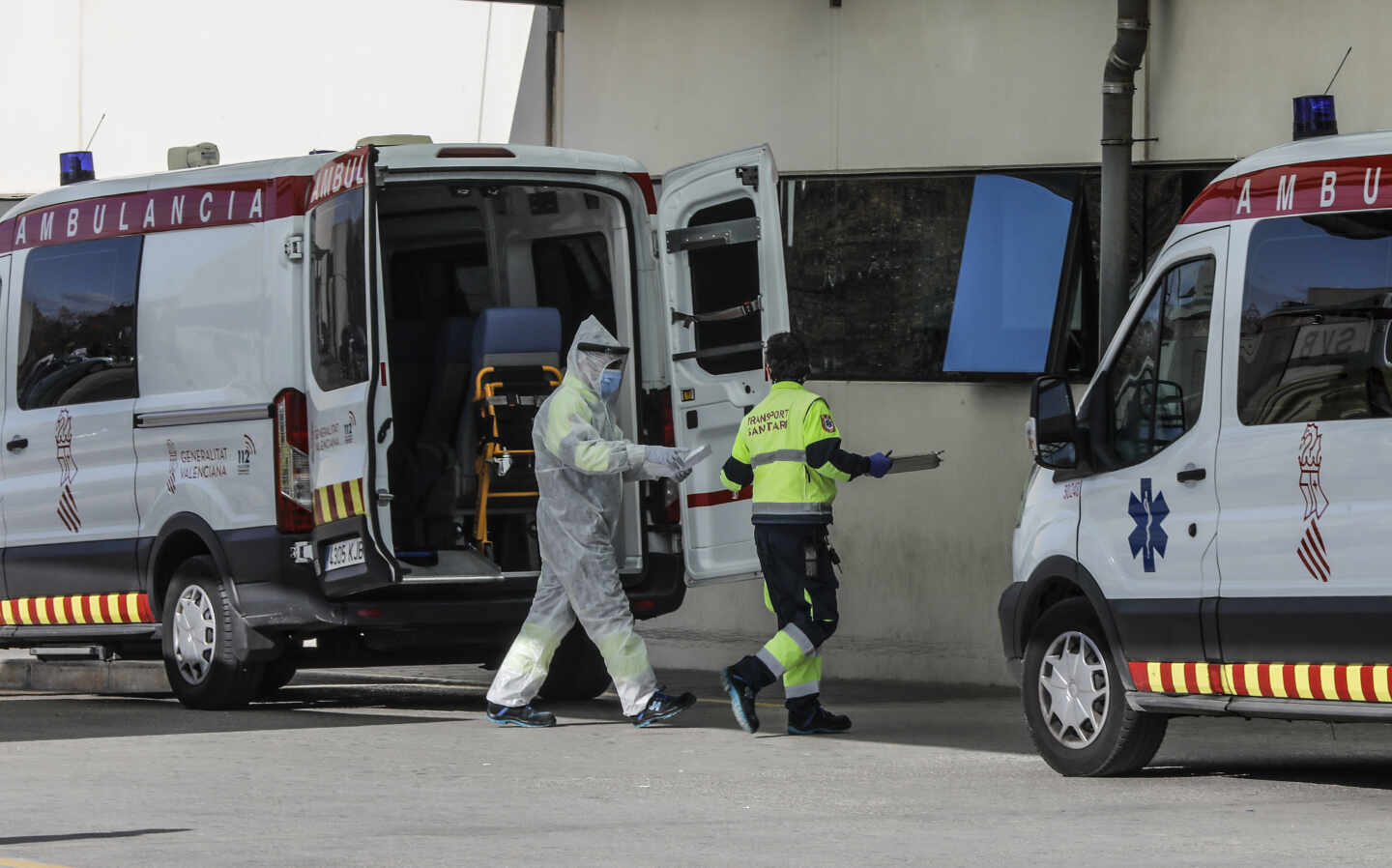 Una ambulancia en el acceso de Urgencias de un hospital de Valencia.