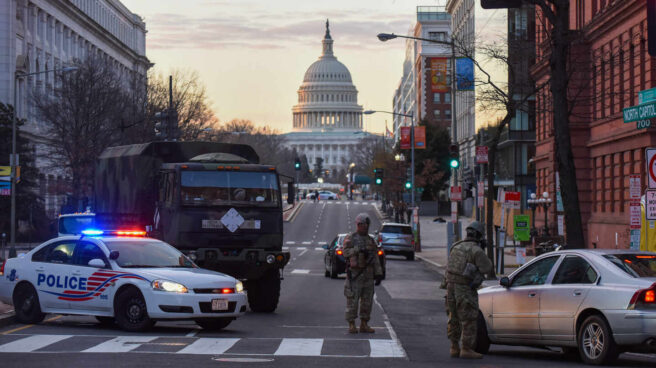 La policía y los soldados de la Guardia Nacional detienen vehículos cerca del edificio del Capitolio de EEUU, en Washington.