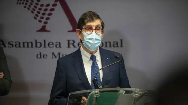 Dimite el consejero de Salud de Murcia por el escándalo de su vacuna contra el coronavirus