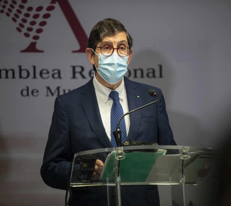 Dimite el consejero de Salud de Murcia por el escándalo de su vacuna contra el coronavirus