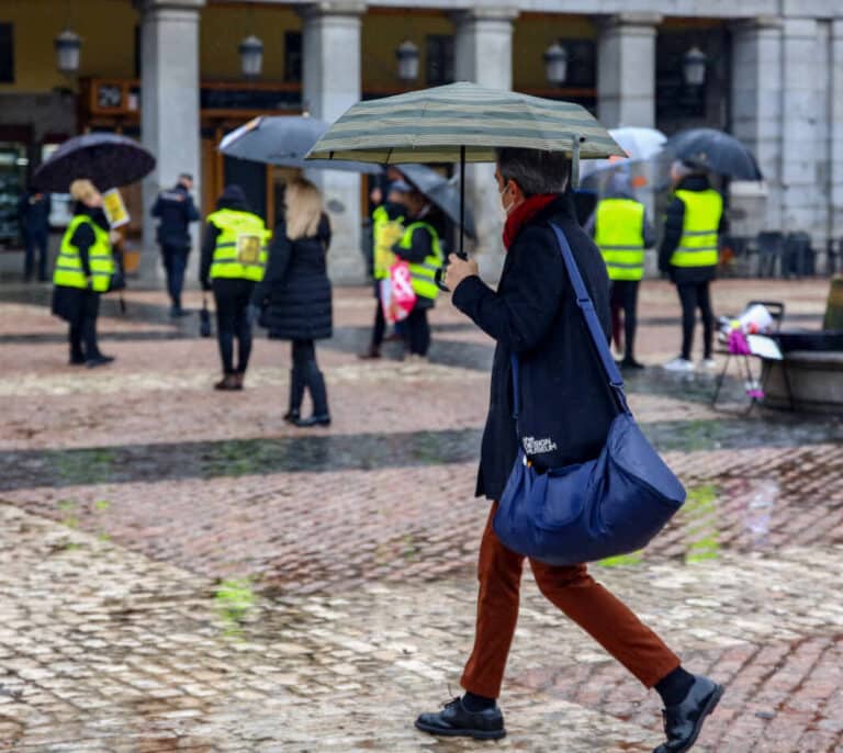 Un frente atlántico dejará lluvias en casi toda España y 10 provincias están en aviso por viento, oleaje y deshielo