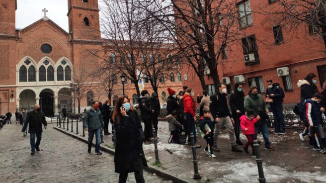 Padres con niños tras la explosión de la calle Toledo de Madrid.