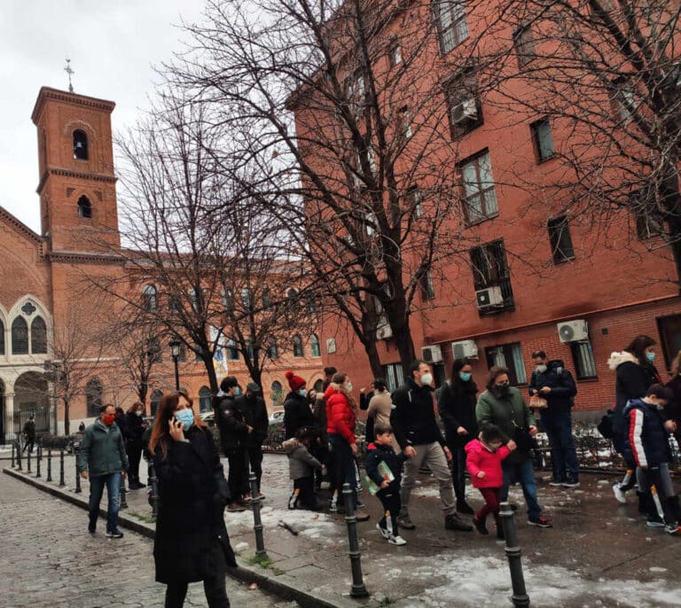 "El patio estaba lleno de humo y cristales": el pánico de los niños del colegio junto a la explosión de Madrid