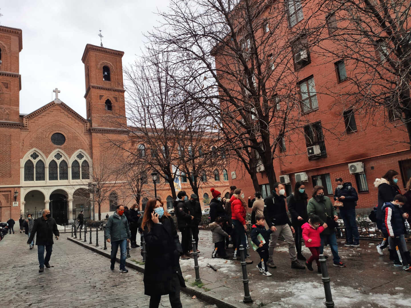 Padres con niños tras la explosión de la calle Toledo de Madrid.