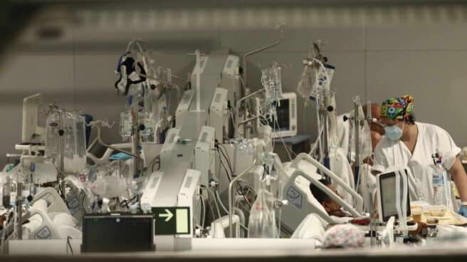 Una enfermera trata a un enfermo en el Hospital de Emergencias Isabel Zendal.