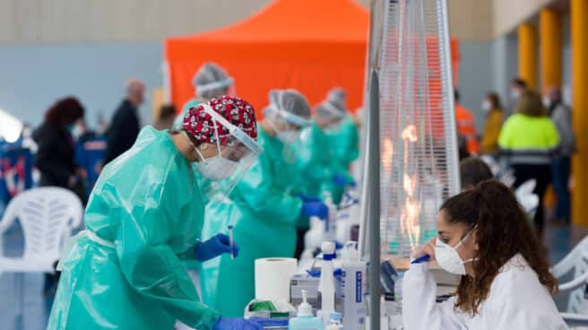 Una trabajadora sanitaria durante la realización de tests de antígenos