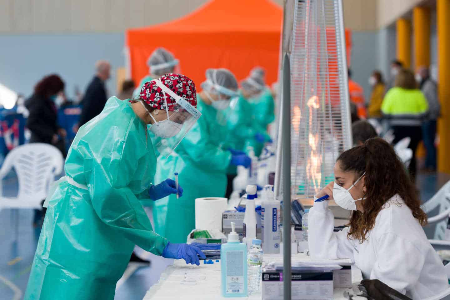 Una trabajadora sanitaria durante la realización de tests de antígenos
