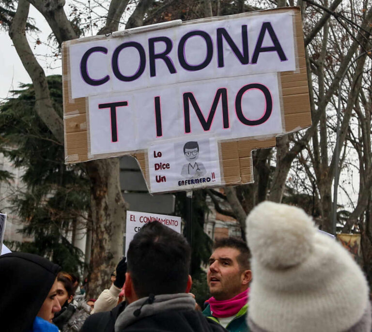 La eclosión del negacionismo: ¿por qué la idiotez se transmite casi tan rápido como el virus?