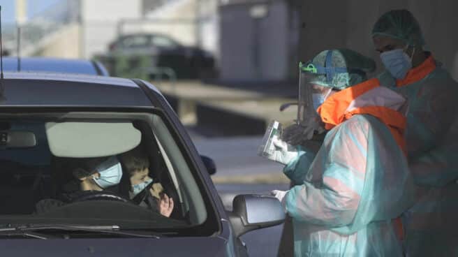 Una mujer recoge su test de saliva desde el coche en Arteixo, A Coruña.
