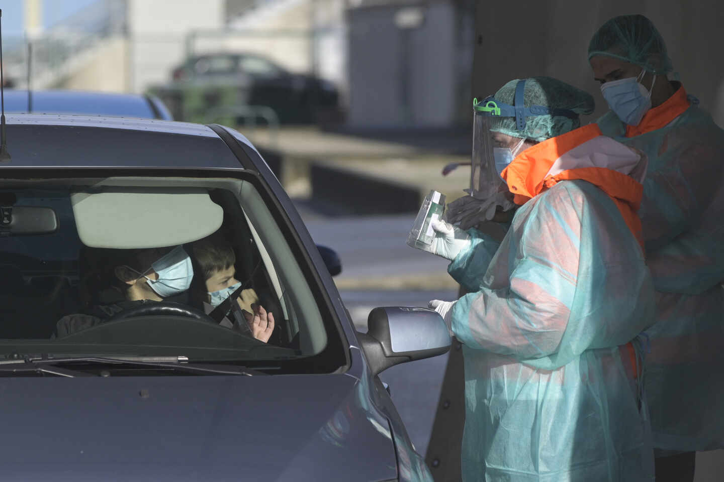 Una mujer recoge su test de saliva desde el coche en Arteixo, A Coruña.