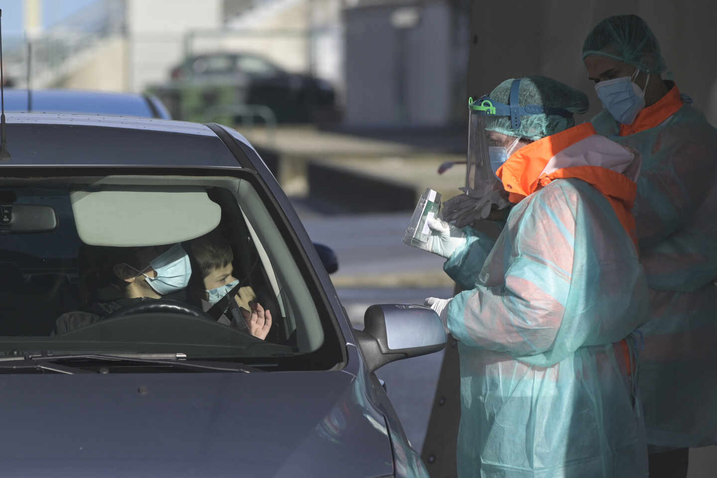 Una mujer recoge su test de saliva desde el coche en Arteixo, A Coruña.