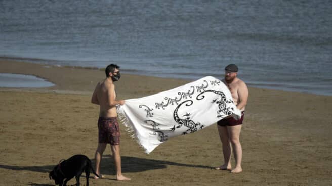 Dos hombres en la Playa de Malvarrosa en Valencia