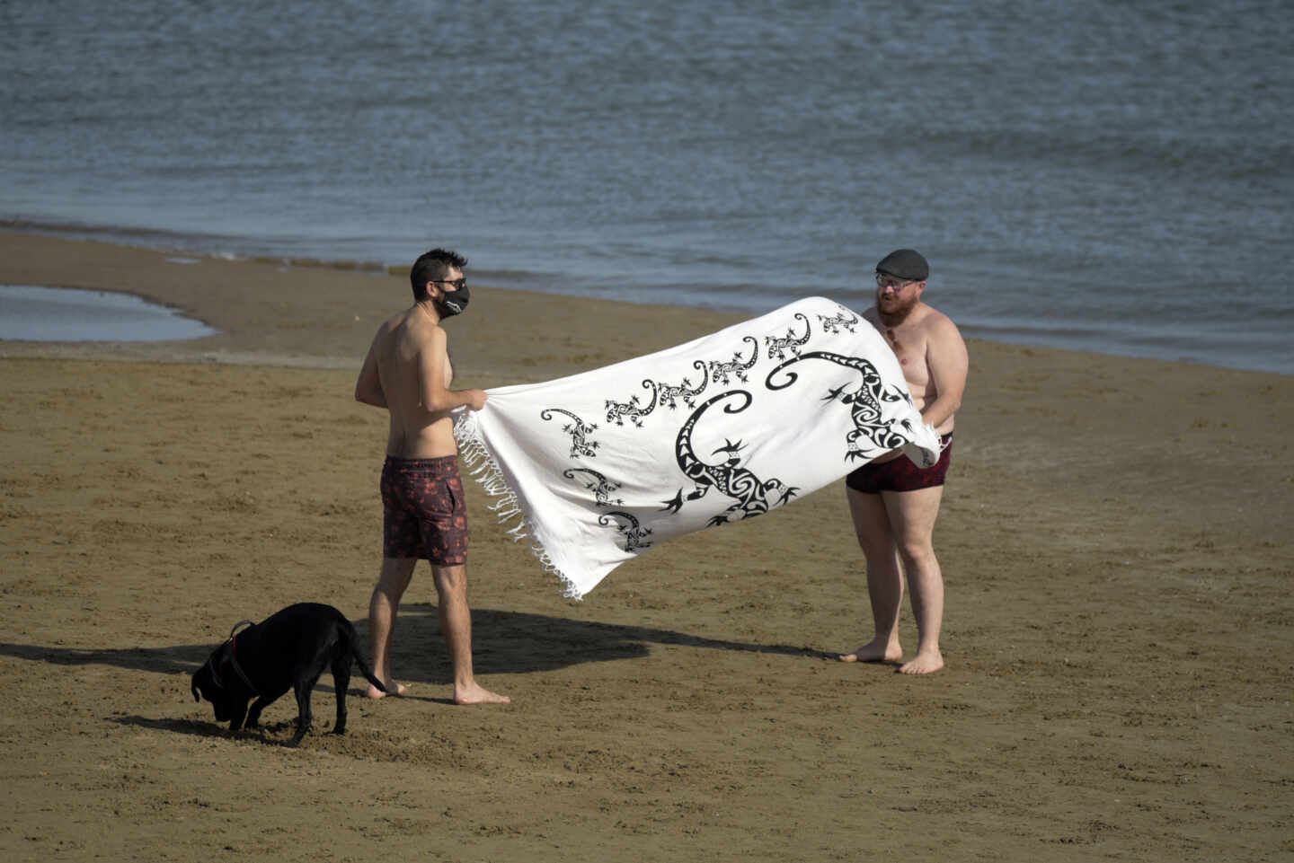 Dos hombres en la Playa de Malvarrosa en Valencia