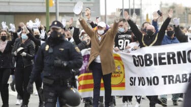 Miles de personas acuden a una marcha para exigir la apertura de la hostelería en Palma