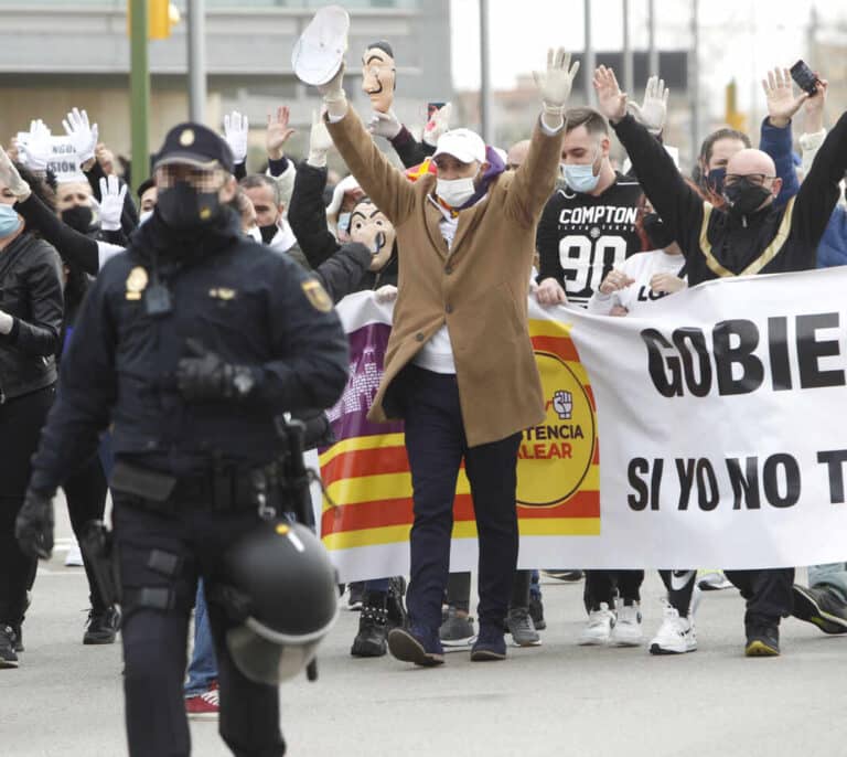 Miles de personas acuden a una marcha para exigir la apertura de la hostelería en Palma