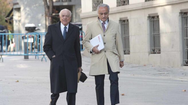 Una acusación pide al juez que exija una fianza de dos millones a FG y al BBVA El ex presidente del BBVA Francisco González, dirigiéndose a la Audiencia Nacional para declarar.
