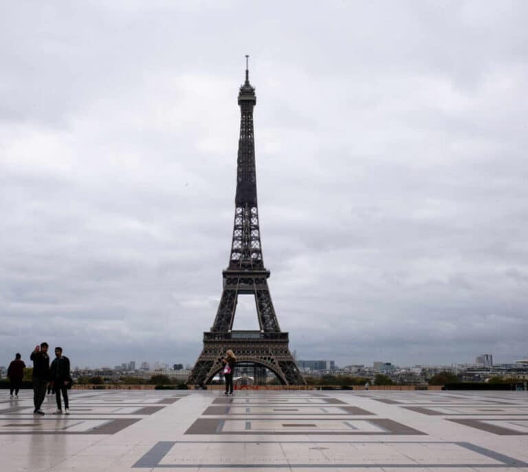 Francia adelanta el toque de queda a las 18h en todo el país