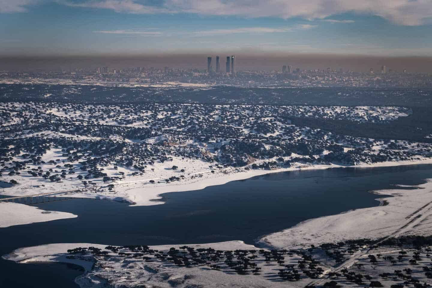 La ciudad de Madrid fotografiada desde el embalse de El Pardo