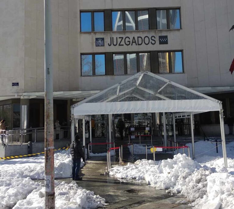 Turnos dobles y un vigilante de seguridad escayolado, así transcurrió la mañana en los Juzgados