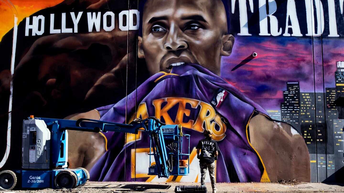 Un mural dedicado a Kobe Bryant en Los Angeles, obra de la artista Ladie One