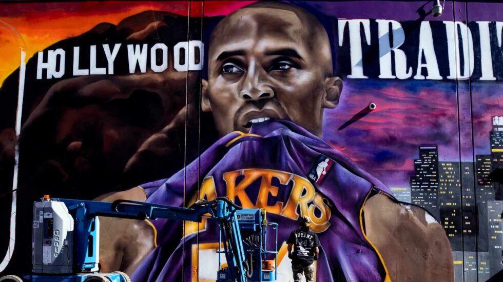 Un mural dedicado a Kobe Bryant en Los Angeles, obra de la artista Ladie One