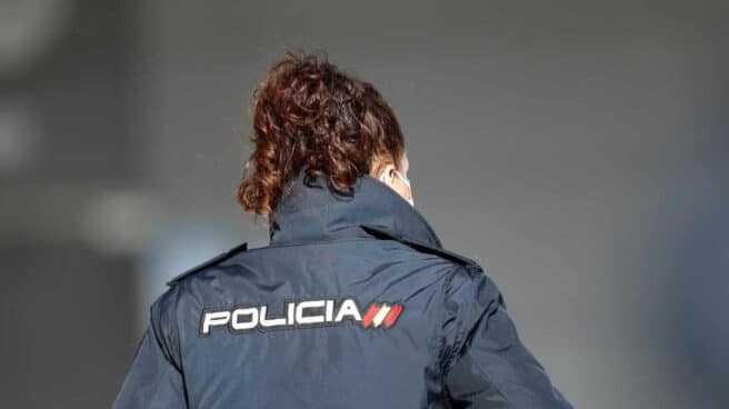 Un hombre muere tiroteado en Málaga Agente de la Policía Nacional