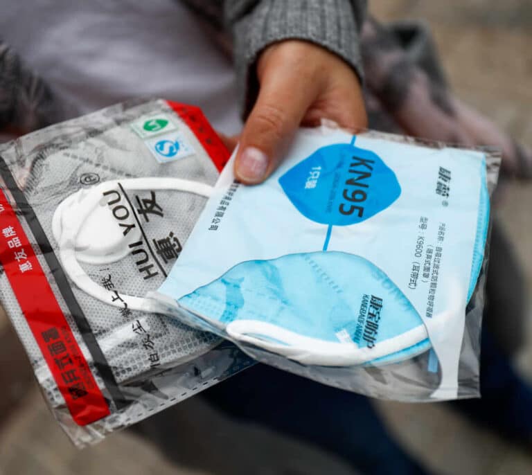 La nueva moda de llevar dos mascarillas tiene más beneficios de los que pensabas
