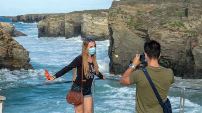 Playas de Las Catedrales durante el verano de la pandemia La pandemia "retrasa" la decisión de tener hijos en España por la precariedad económica