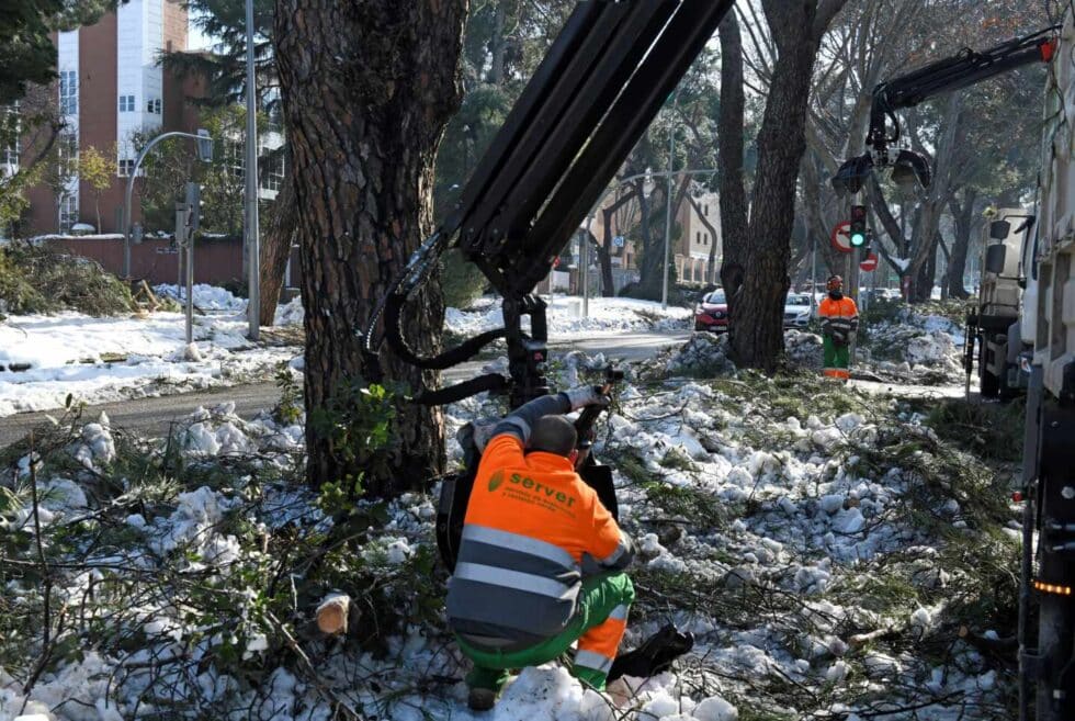 Las alcantarillas llenas de hielo, ramas y basura, en el punto de mira ante posibles inundaciones