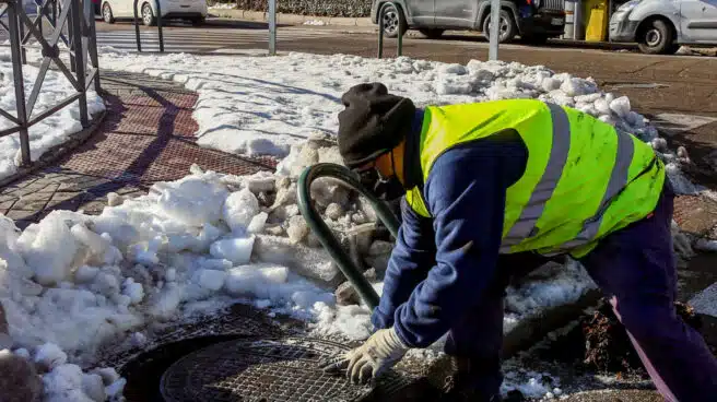 Alcantarillas llenas de hielo, ramas y basura: riesgos por inundaciones en Madrid