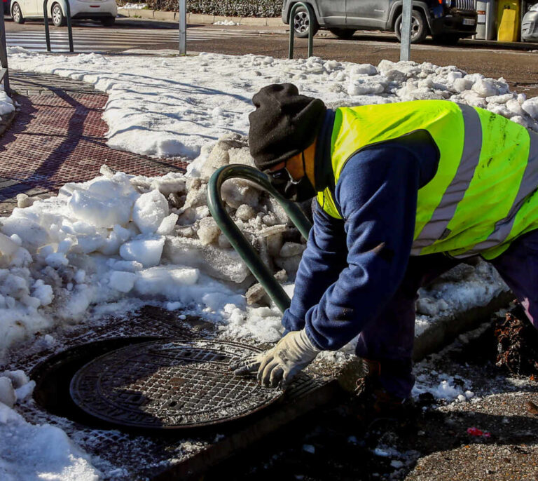 Alcantarillas llenas de hielo, ramas y basura: riesgos por inundaciones en Madrid