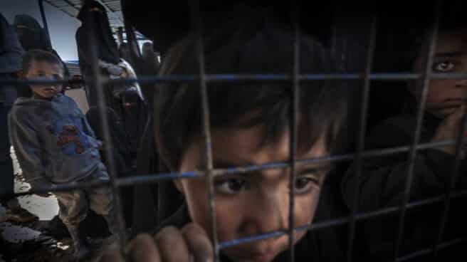 Siria, diez años de pesadilla Un niño sirio observa a través de una verja en un campo de refugiados