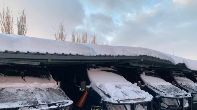 Vehículos de la UIP de Madrid, cubiertos de nieve este fin de semana en la base de Moratalaz (Madrid).