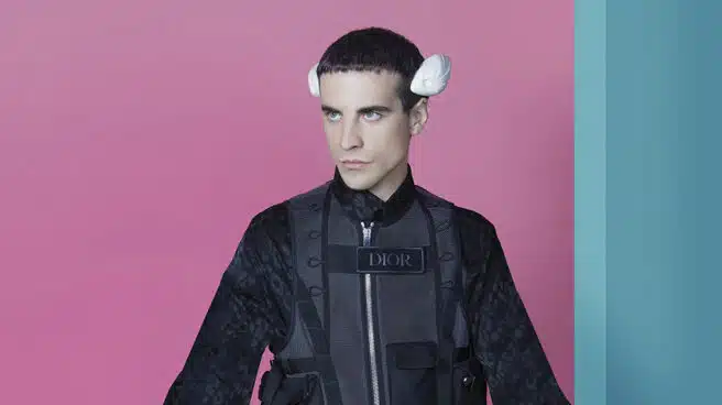Manel de Aguas, el artista cíborg con aletas que es "una estación meteorológica móvil"