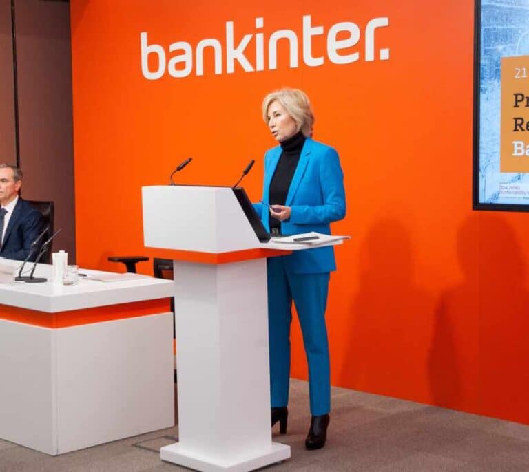 Dancausa (Bankinter): "Subir impuestos ahora ahoga más a las familias"