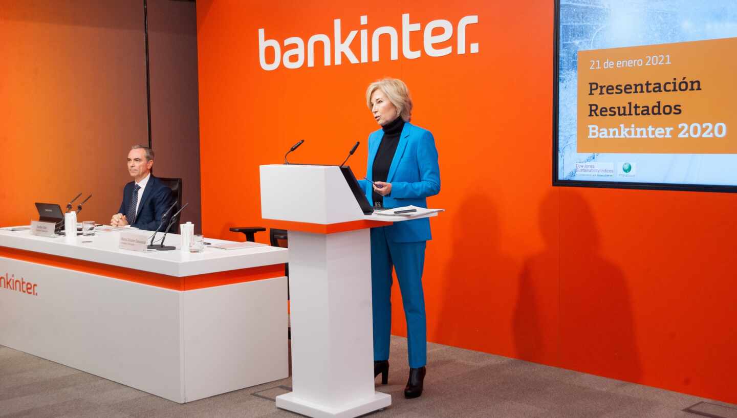 María Dolores Dancausa, consejera delegada de Bankinter, y Jacobo Díaz, director financiero del banco.