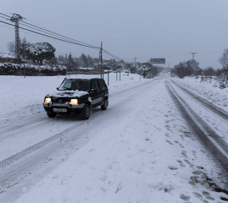 El frío, de hasta 16 grados bajo cero, pone en alerta a 12 comunidades