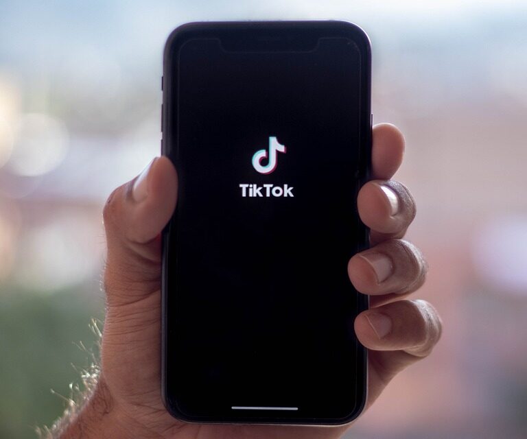 Muere el niño británico que estaba en coma inducido tras hacer un reto viral en Tik Tok