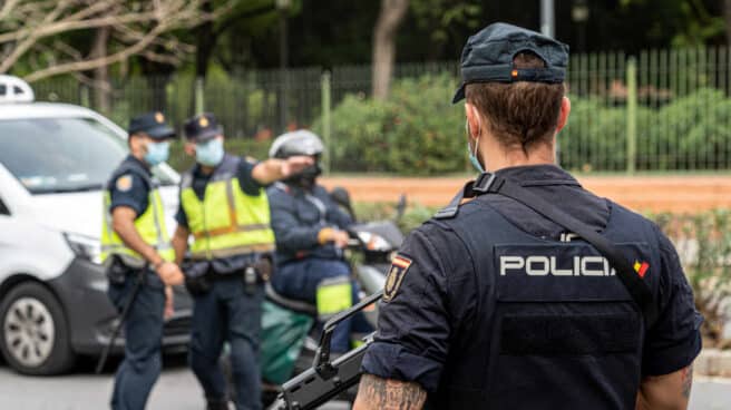 Agentes de la Policía Nacional realizan controles de movilidad Muere un niño tras caer desde un sexto piso en un edificio de Vigo