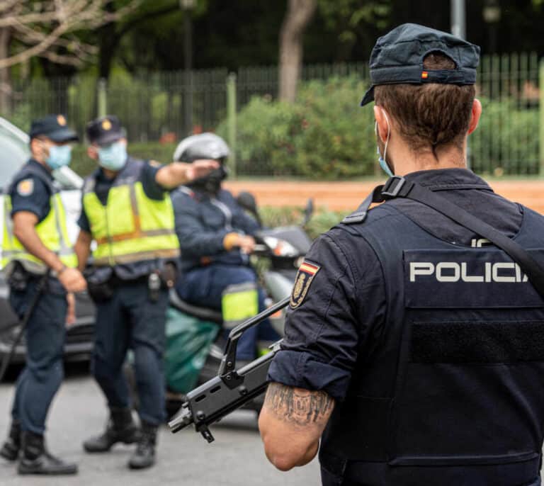 Una mujer retiene a un hombre en su casa amenazándole con un cuchillo