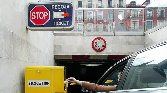 Una mujer embiste a un guardia de seguridad para evitar un 'ticket' de 4.000 euros en un parking