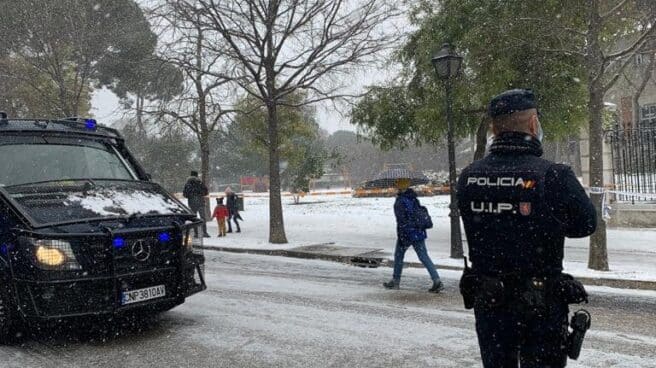 Policía Nacional salva la vida a un hombre con Covid-19 que se ahogaba en su casa de Vallecas