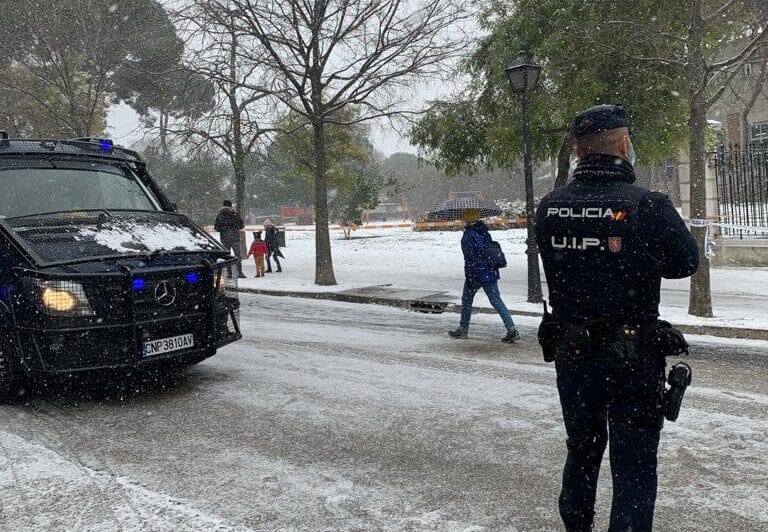 Policía Nacional salva la vida a un hombre con Covid-19 que se ahogaba en su casa de Vallecas