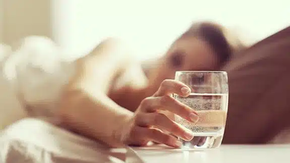 Poner un vaso de agua junto a la cama es más peligroso de lo que pensabas