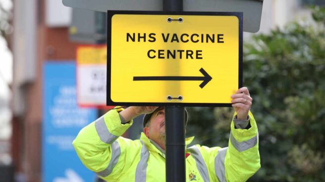 NHS Corona Vaccination Centre in London Reino Unido notifica 1.610 muertos por Covid-19, su máximo diario en la pandemia